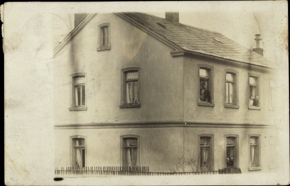 Thronitz Markranst&auml;dt in Sachsen, Wohnhaus, Anwohner an den Fenstern