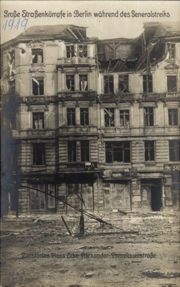 Berlin Mitte, Gro&szlig;e Stra&szlig;enk&auml;mpfe, zerst&ouml;rtes Haus Alexanderstra&szlig;e Ecke Prenzlauerstra&szlig;e, 1919
