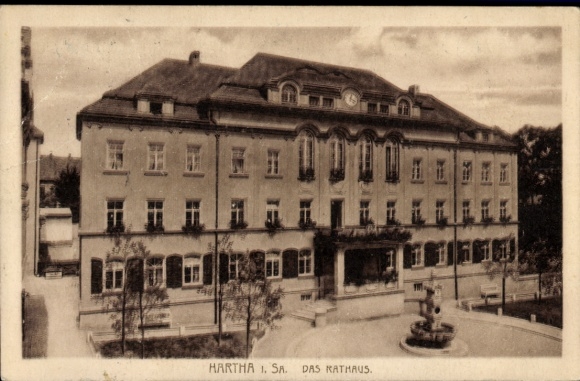 Hartha in Sachsen, Rathaus,  Uhr, Brunnen, B&auml;ume