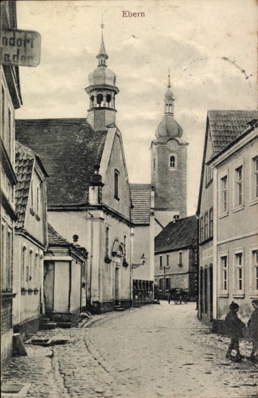 Ebern in Unterfranken, Stra&szlig;enansicht mit Kirche und Kirchturm